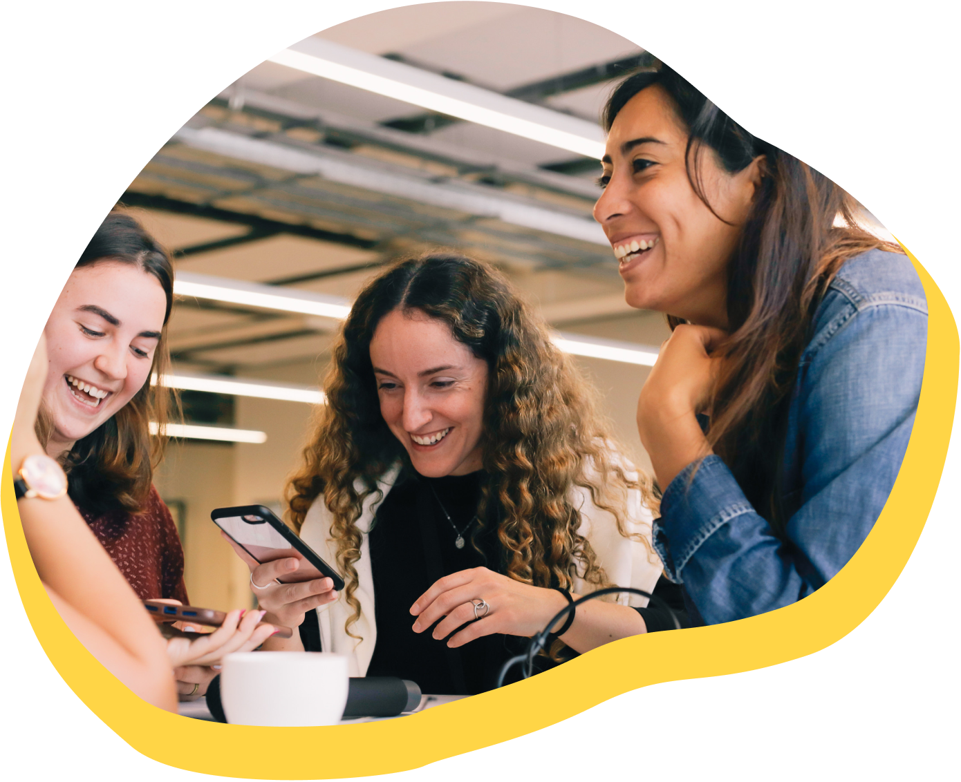 Grupo de mujeres conversando