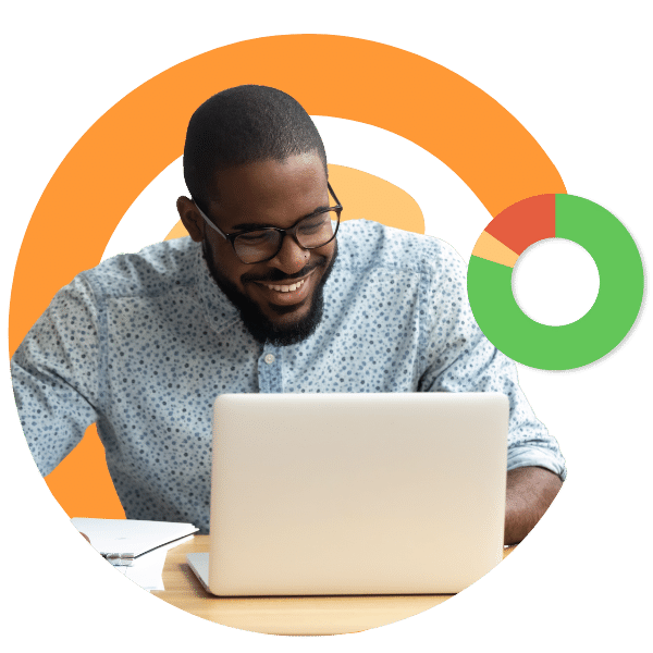 Hombre feliz escribiendo en laptop.